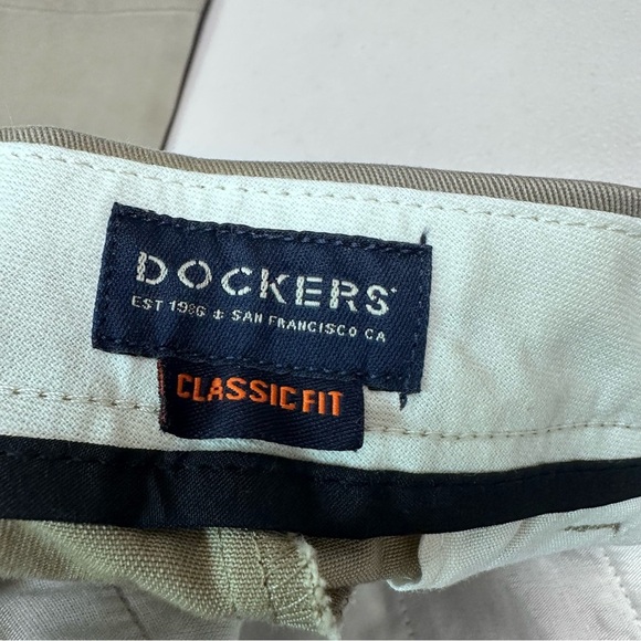 Dockers Men's Easy Khaki Pants - Classic Fit, Pleated, Gray Size 33x32 - Picture 6 of 6